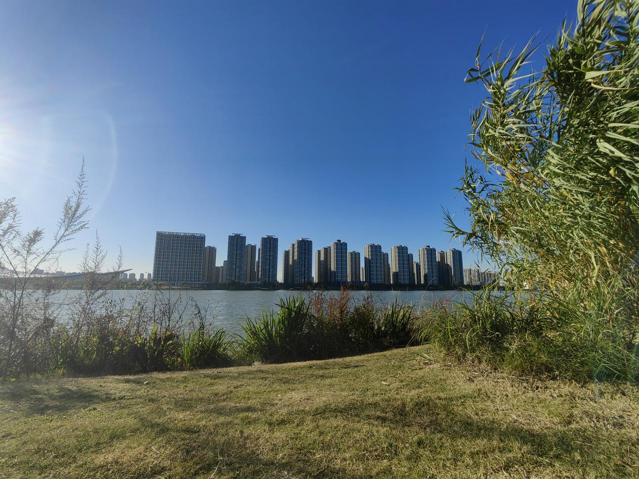 冬日生活打卡季灞河旁吹吹风。今天太阳特别好，气温降到0度了