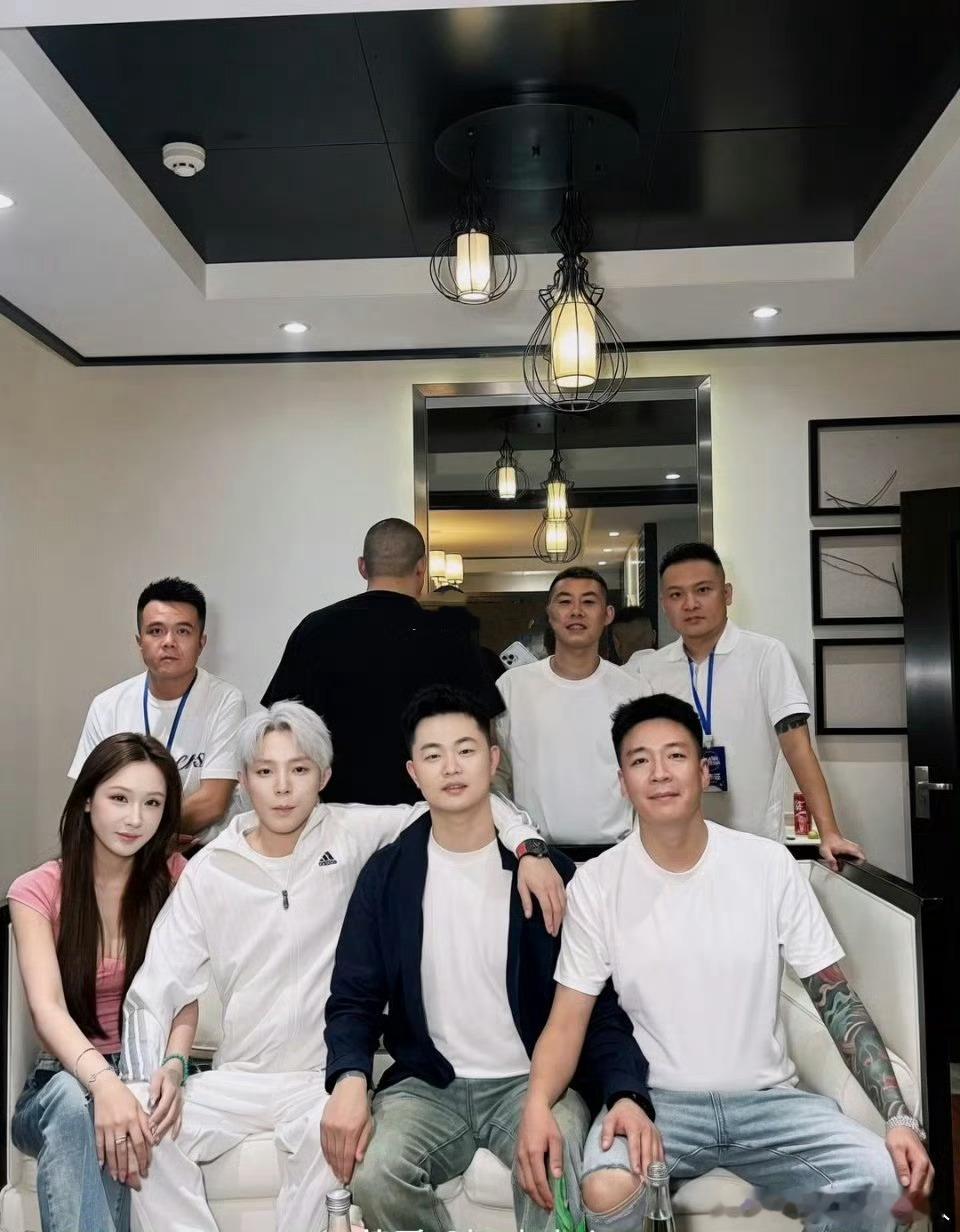 二驴展示背影杀，这也算是露镜了吧