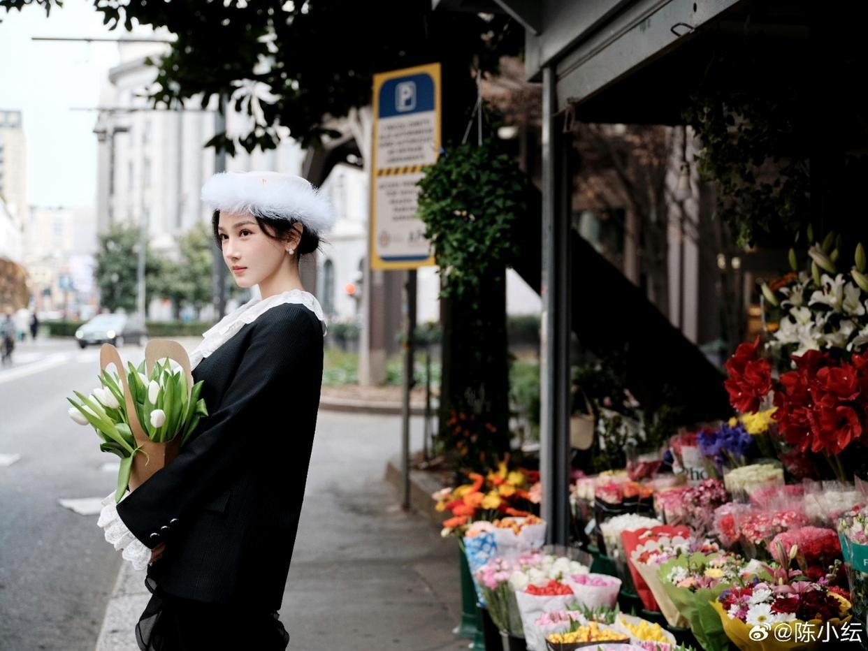 陈小纭用一组胶片感大片，将法式浪漫与都市摩登完美融合。在欧式建筑的映衬下，她宛如