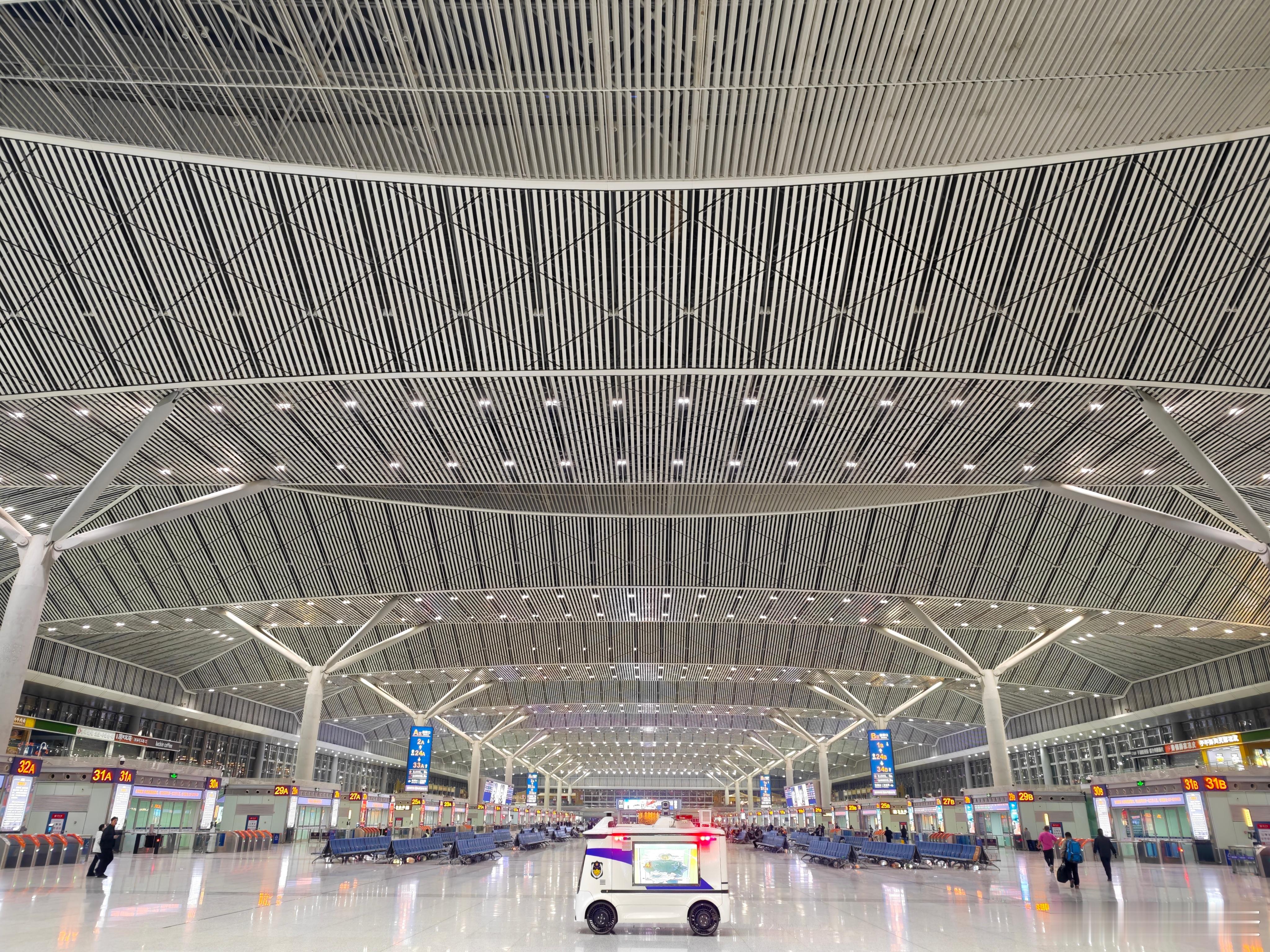 来早了，我按坐飞机点出的门，都在这等一个多小时了，总算开始排队了。动卧睡一觉就到