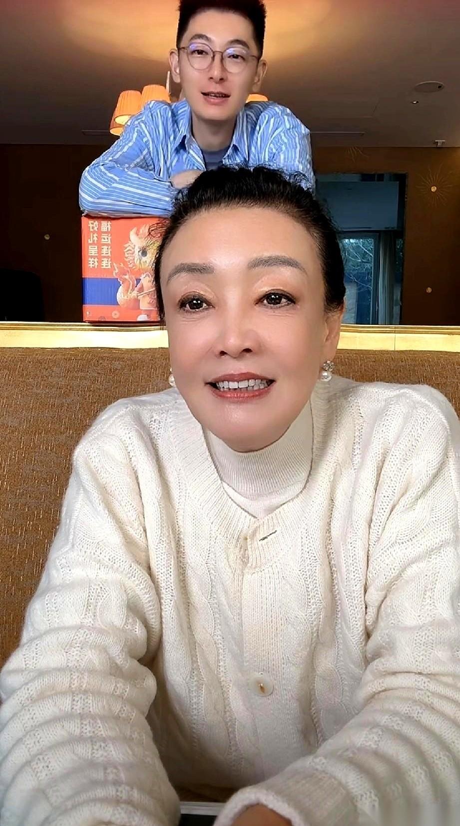 一条弹幕划过屏幕：“兰姐，箖箖和玥儿呢？”
镜头前，兰姐正坐在自家客厅里，她没立