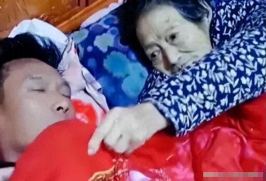 2023年，男子伺候病危的母亲，由于太疲倦睡着了，醒来时，发现母亲已经走了，回看