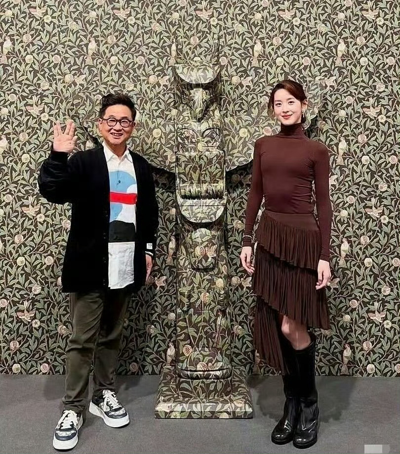 章泽天肋骨外翻肋骨外翻可能由多种原因引起，比如太瘦、错误的呼吸模式、腹肌无力、骨