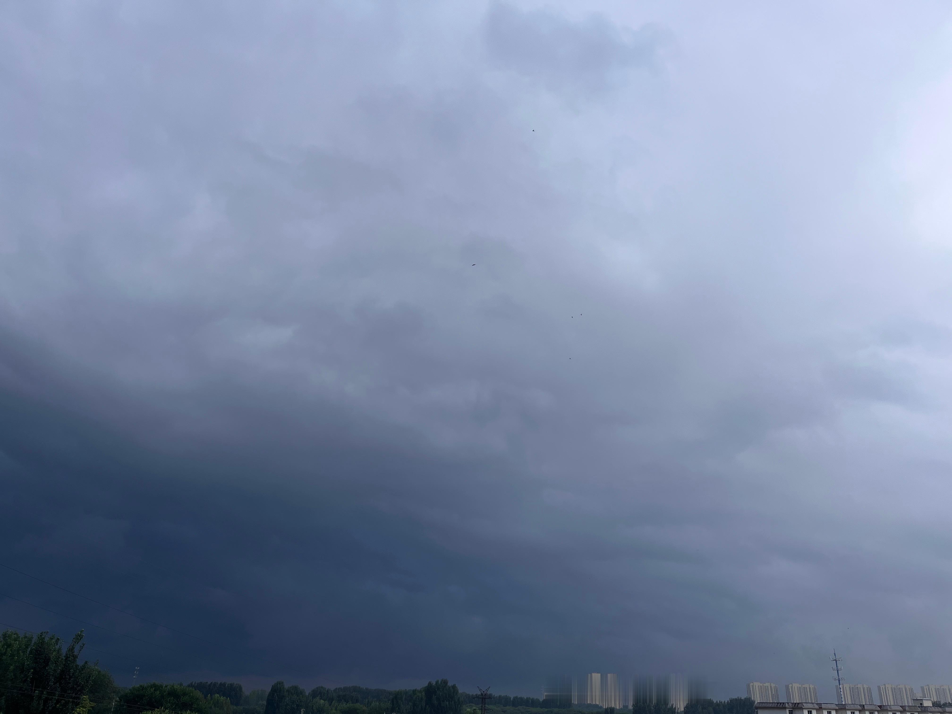 一半晴一半阴天空，这雨马上就要来呀！ 