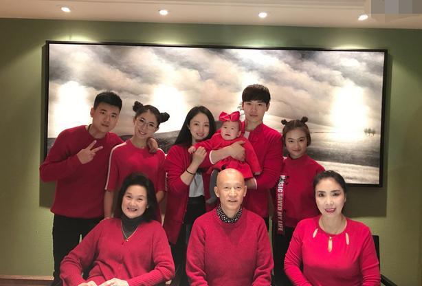 一张喜庆合影，后排的都是帅哥美女，高云翔母亲坐在前排。她是老美人一枚，难怪高云翔