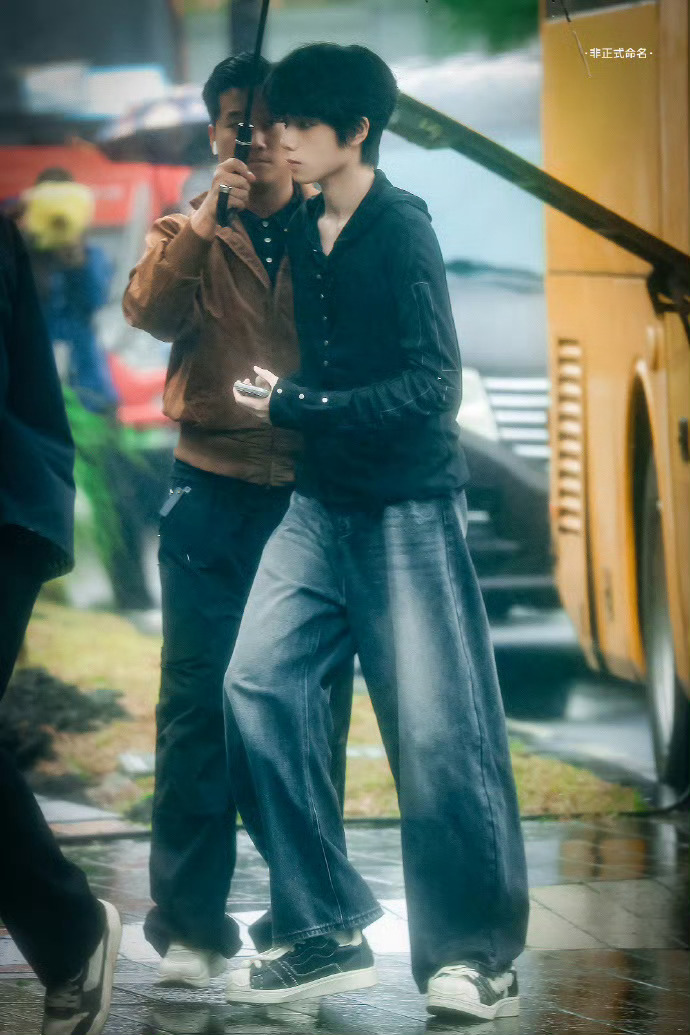 王橹杰全包眼线把精致和凌厉焊在脸上，全包眼线一出场就是视觉中心，王橹杰这颜值真的