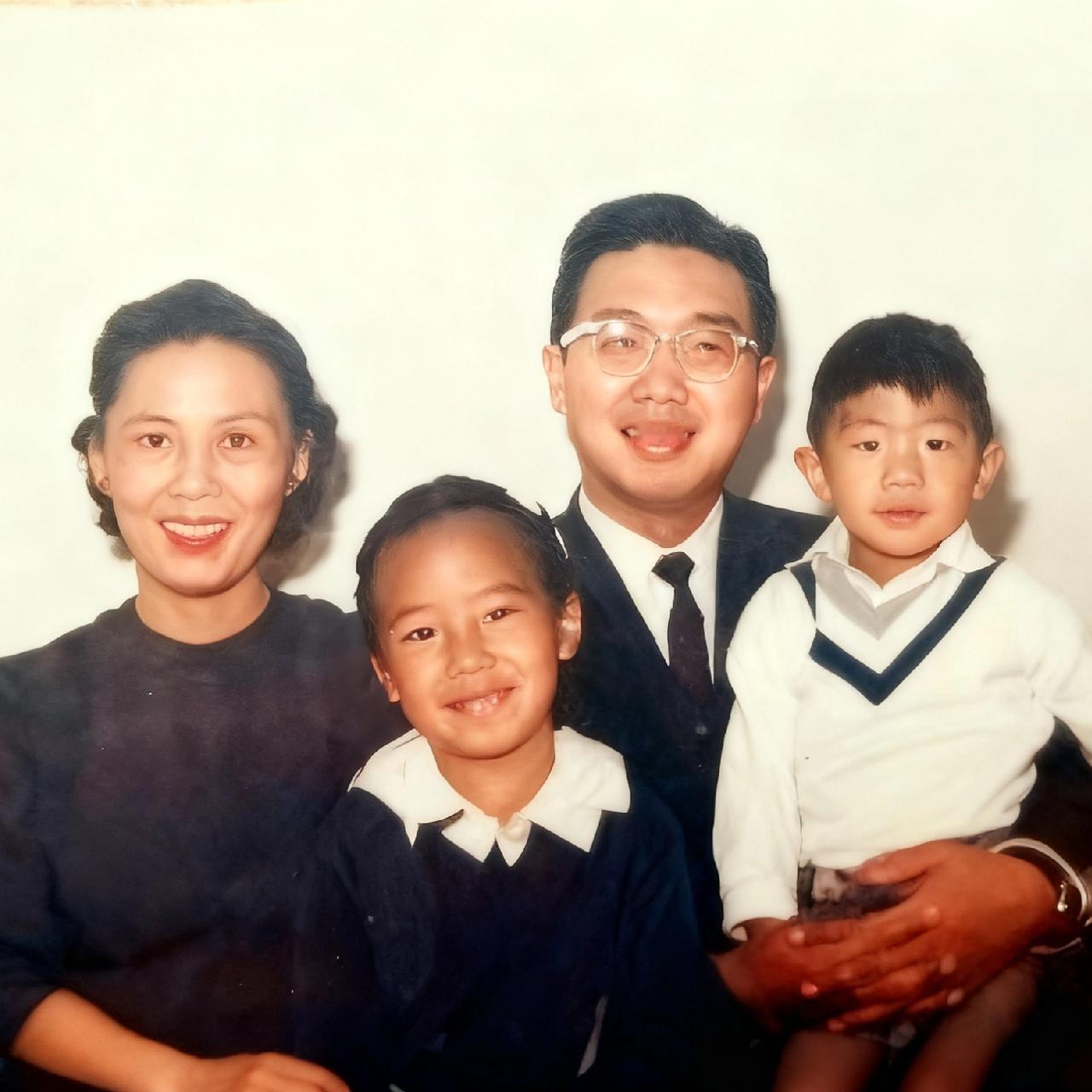 陈宝仓烈士的二女儿陈静方、女婿栾立训，一张罕见的合影，栾立训是山东籍旅美眼科名家