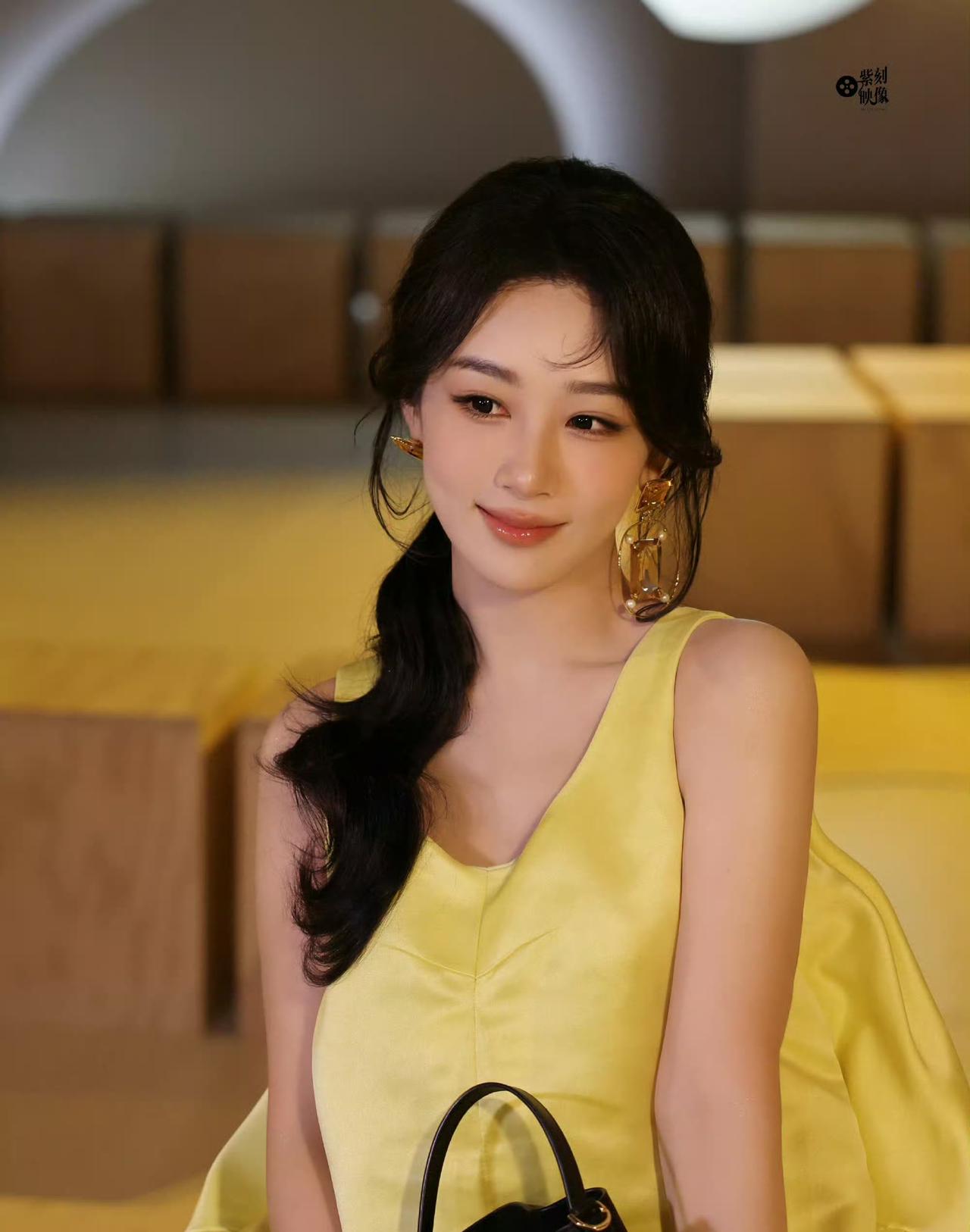 一开始我怀疑是衣服的问题，
后来我怀疑是发型的问题，
但到后面我才反应过来，都不