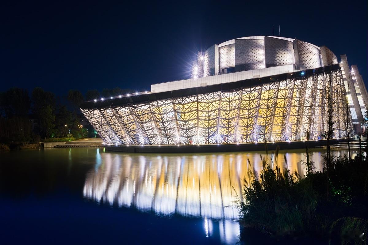 德国能成为欧洲第一大经济体和世界强国，支撑德国经济的主要是中小企业隐形冠军。共同