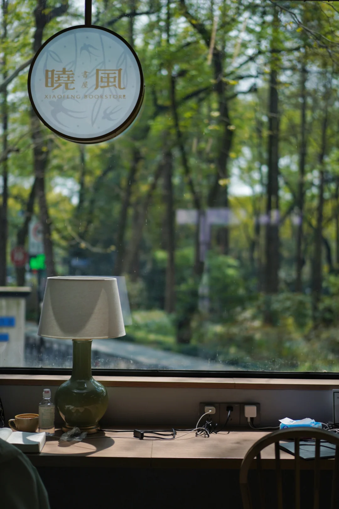 “春光寻觅到山峦。”
