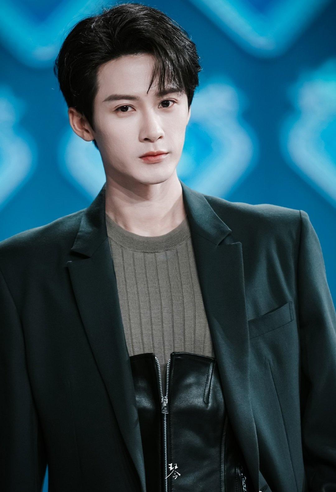 檀健次超话檀健次巅峰之夜生图

针织内搭加紧身皮革，材质碰撞
阿次2026开始玩