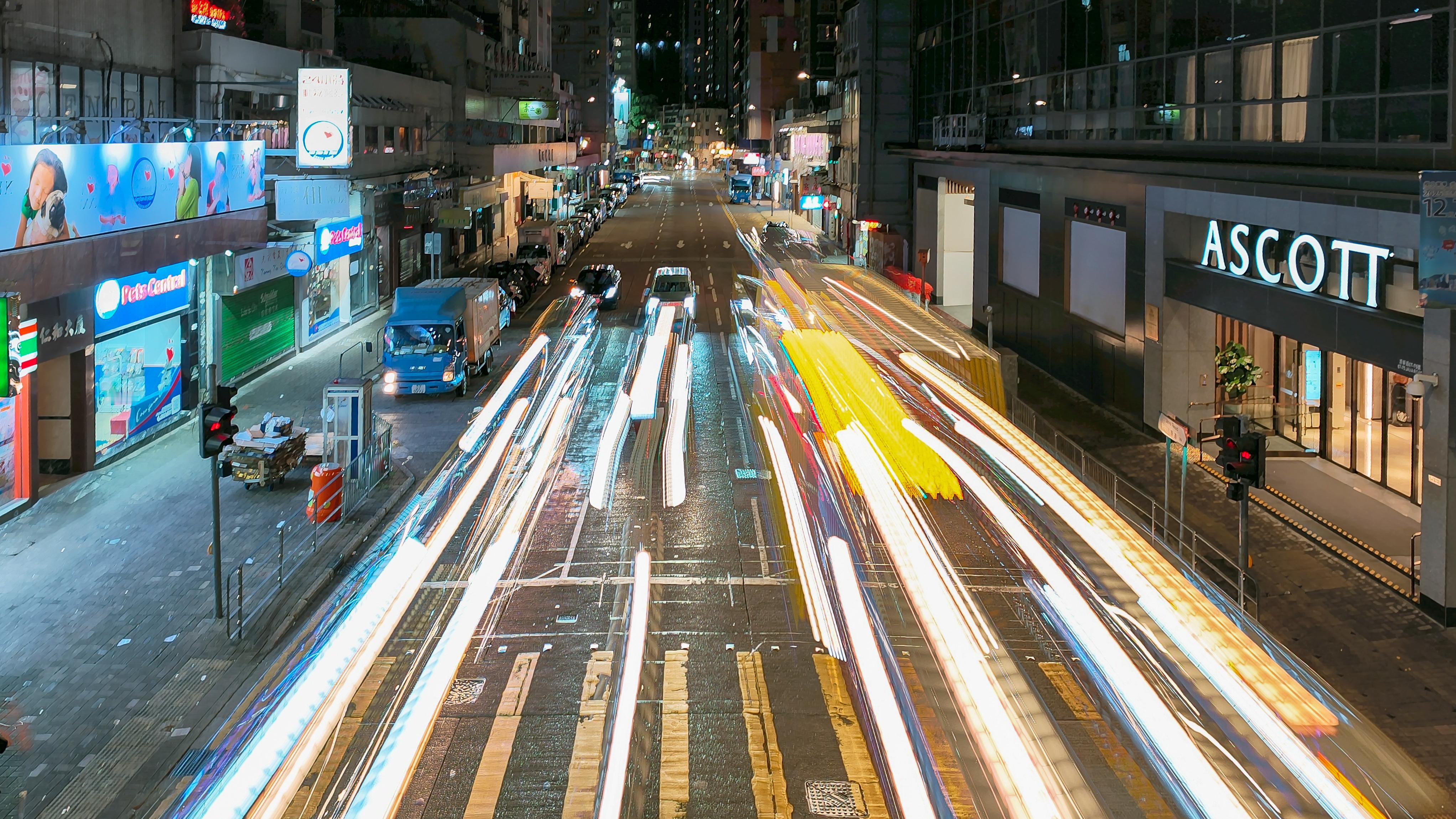 对于香港的都市形象，好像就是车水马龙，起步灯语都能拉出花叮叮车……可能游客意义更