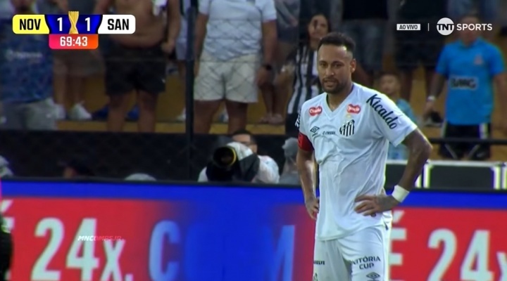 #内马尔现状引热议#圣保罗联赛1/4决赛，桑托斯客场1-2不敌诺瓦里桑迪诺，内马