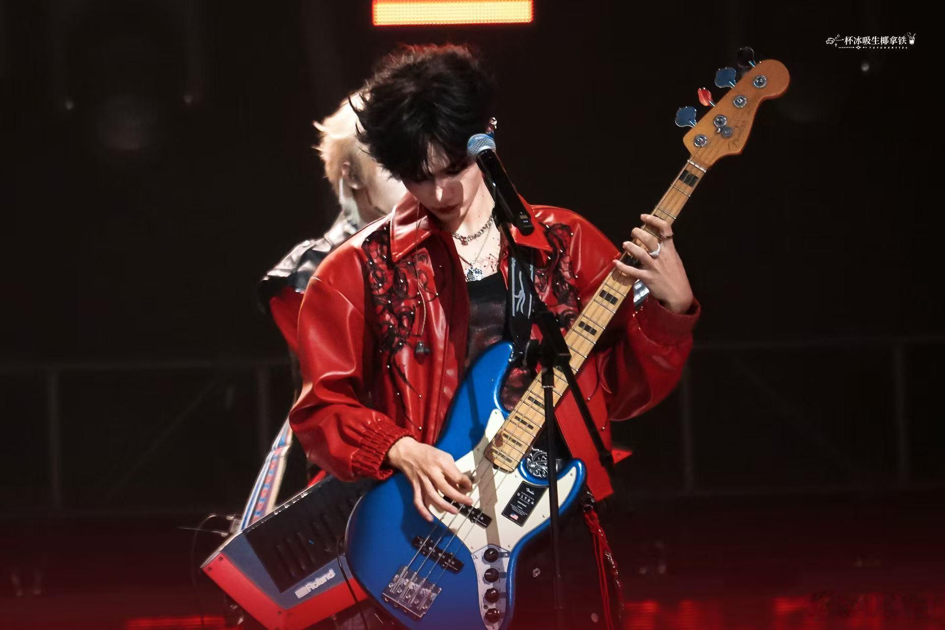 余宇涵戴了美瞳 怼脸镜头完全扛住，美瞳让眼神更有聚焦感，短短几句自我介绍，眼睛直