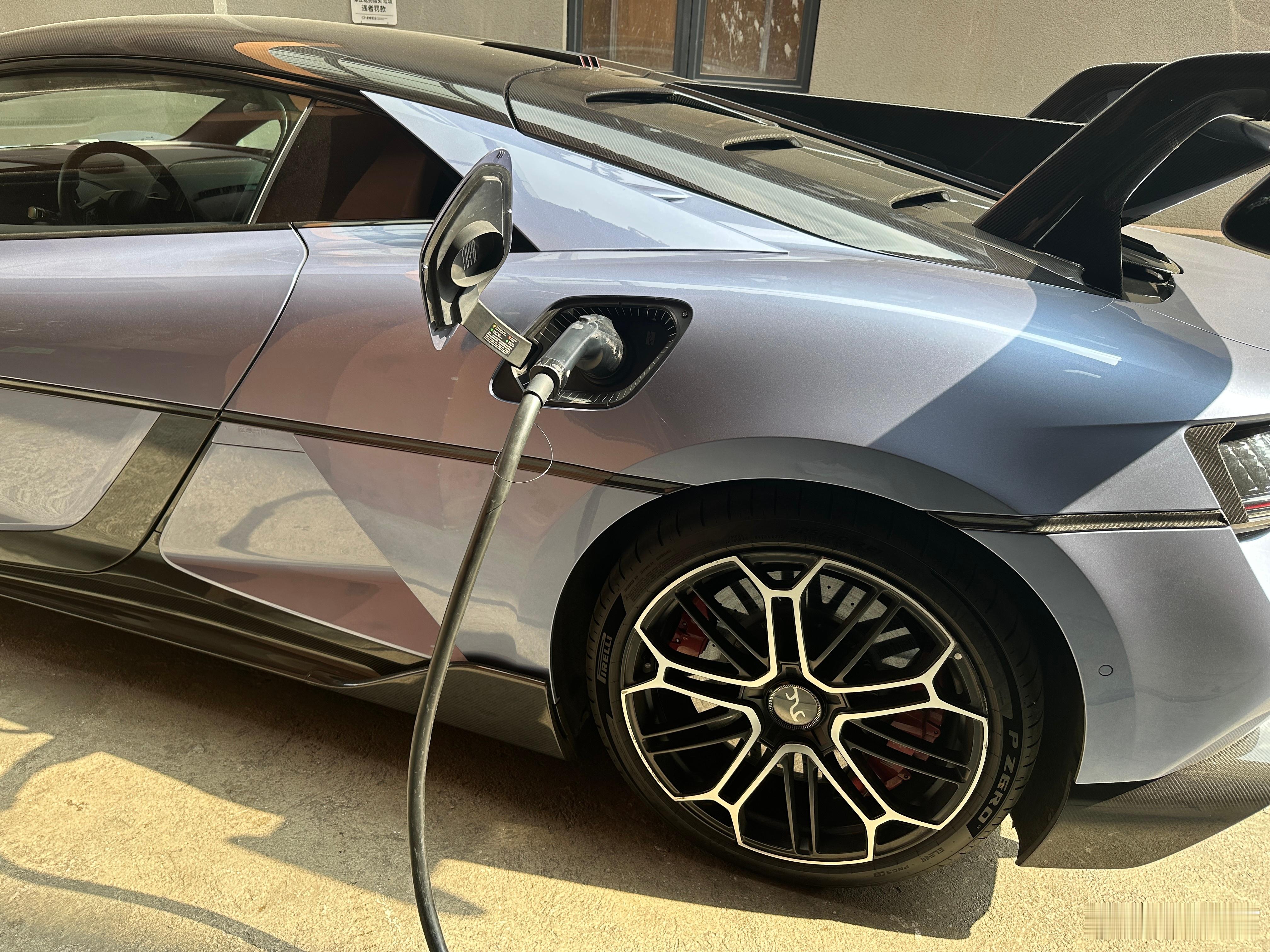 给U9充电，我发现几台电动超跑的充电口位置都是不一样的：仰望U9在后轮偏前，很像