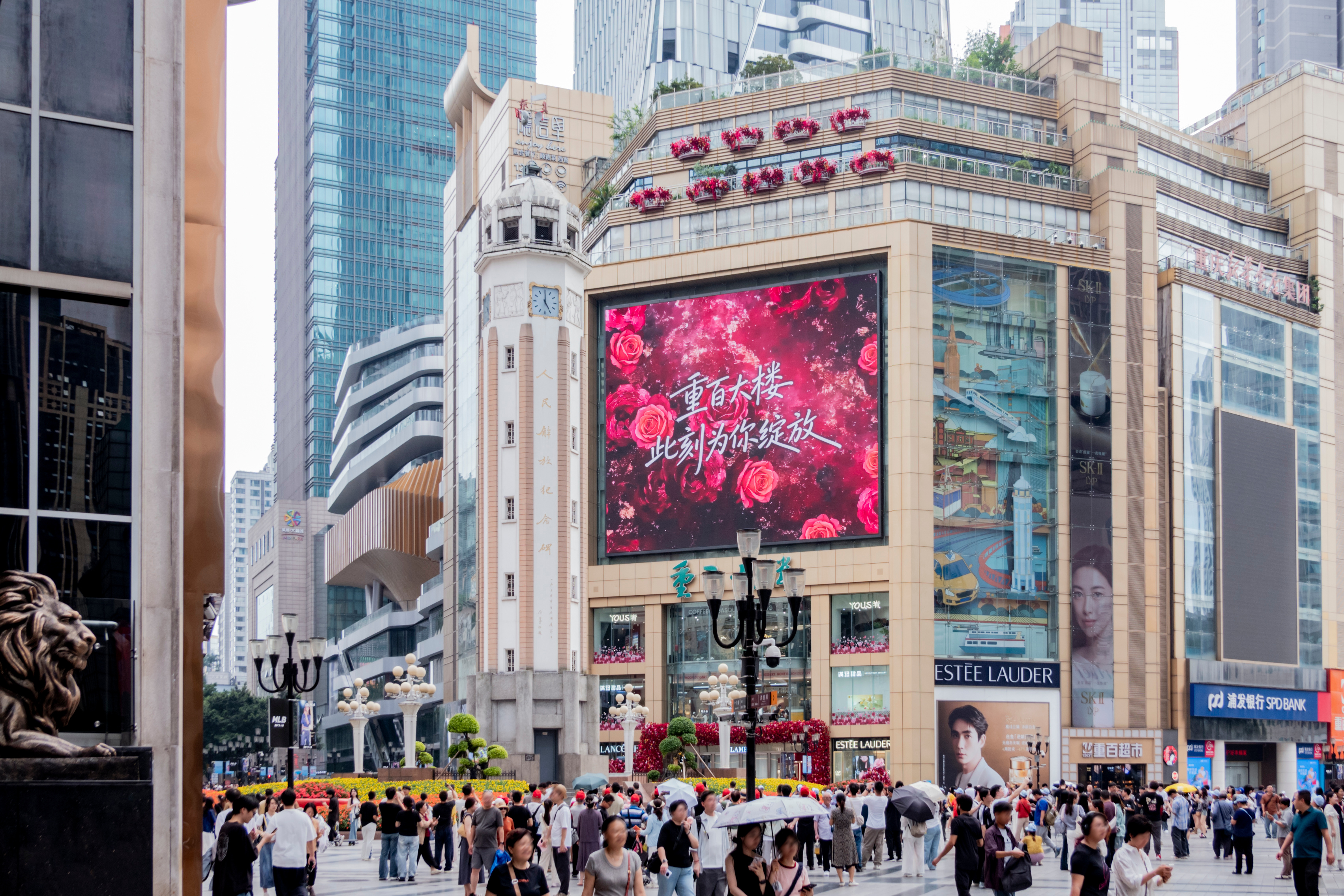 2025年重庆全市【城镇非私营单位就业人员】年平均工资为121162元，同比名义