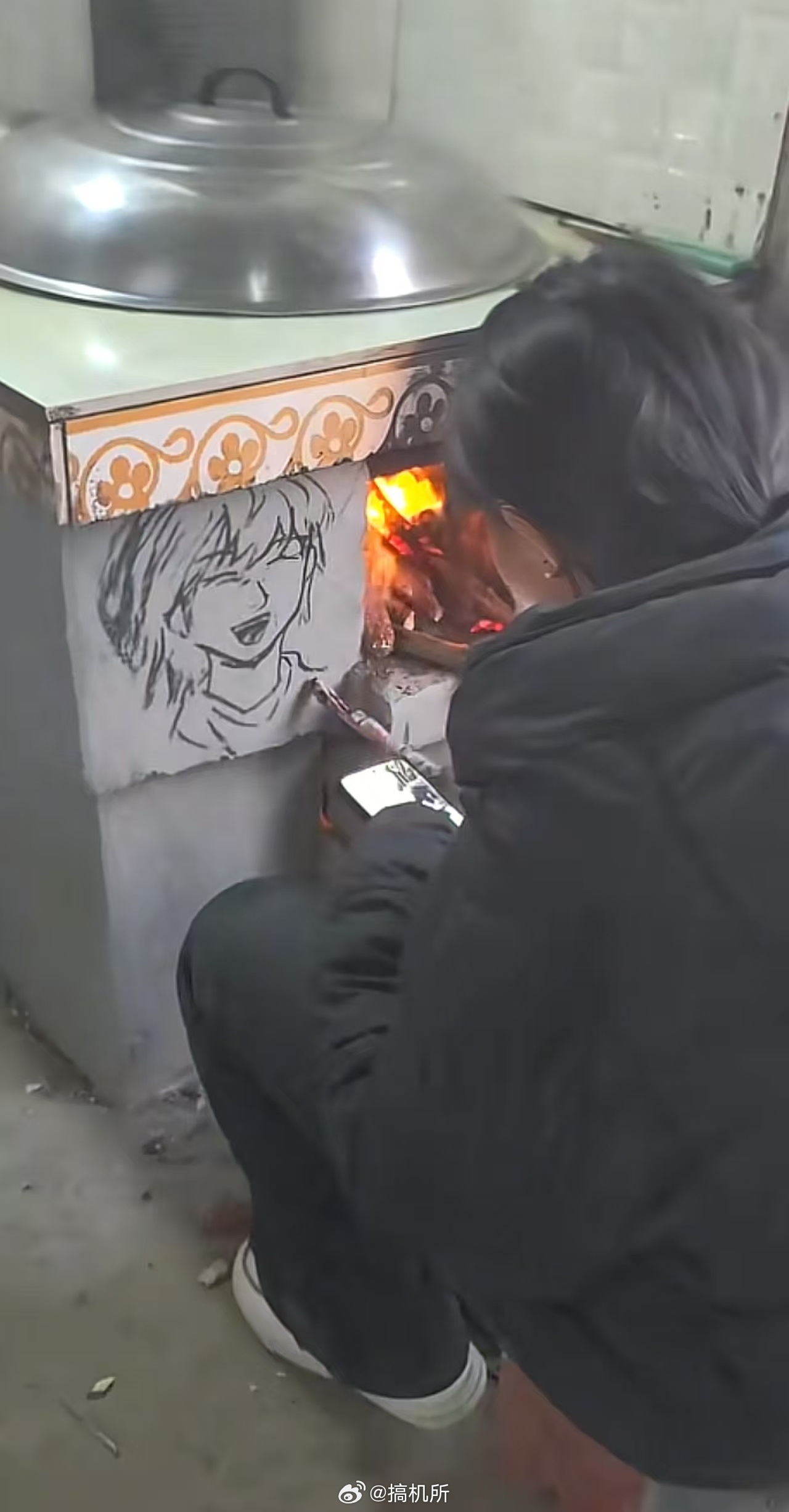 妈妈回应女儿用烧火棍在灶台作画天赋异禀，没有参照物还能画得这么好，感觉可以往这个