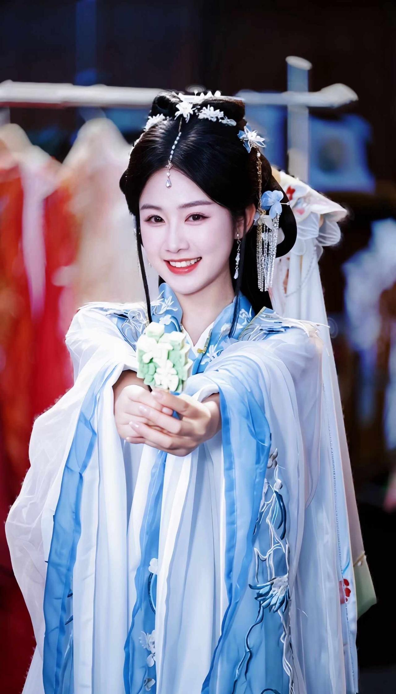 能不能暂停一下，夸一下这个小仙女啊
@张灿 哎，这个仙女好可爱呀～
张灿 艺人助