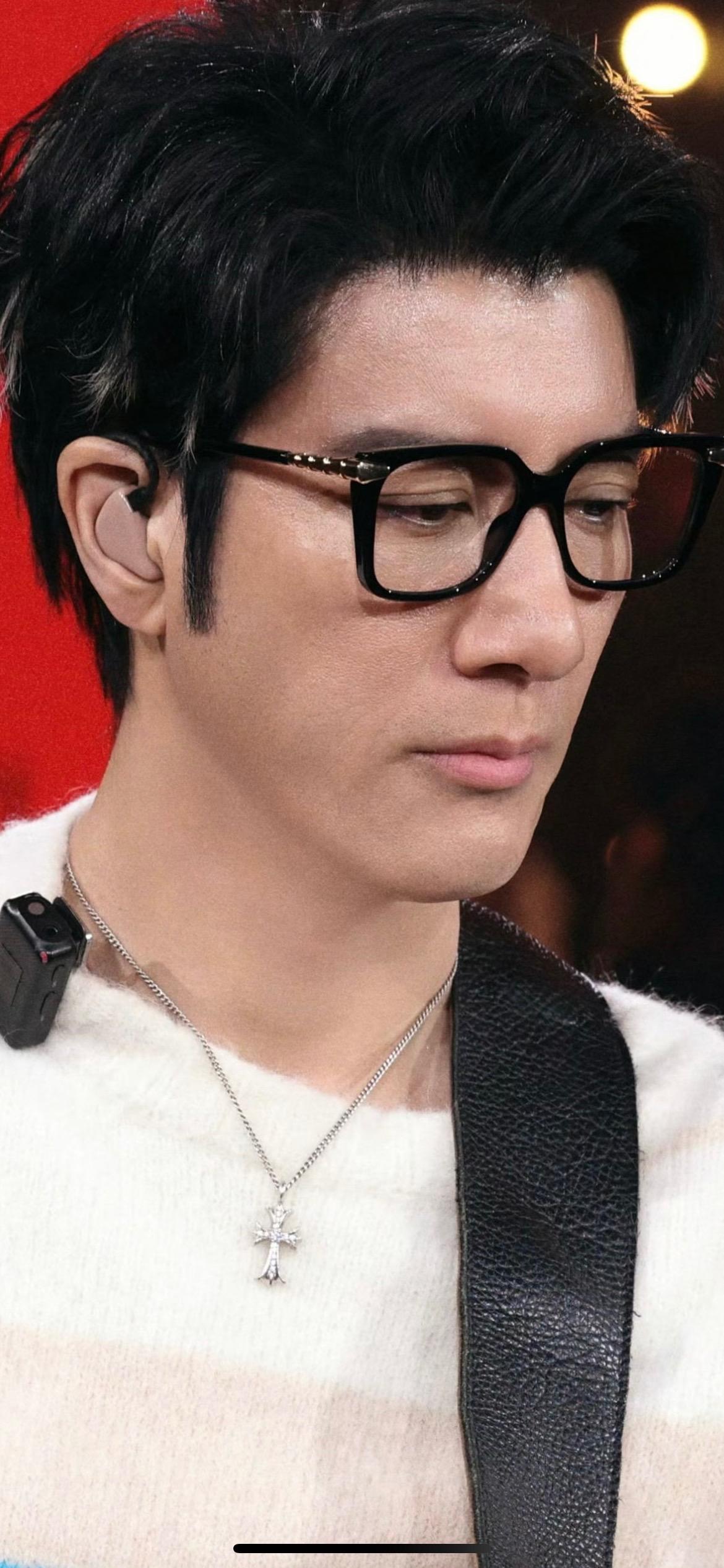 Hot nerd力宏。戴不戴都帅