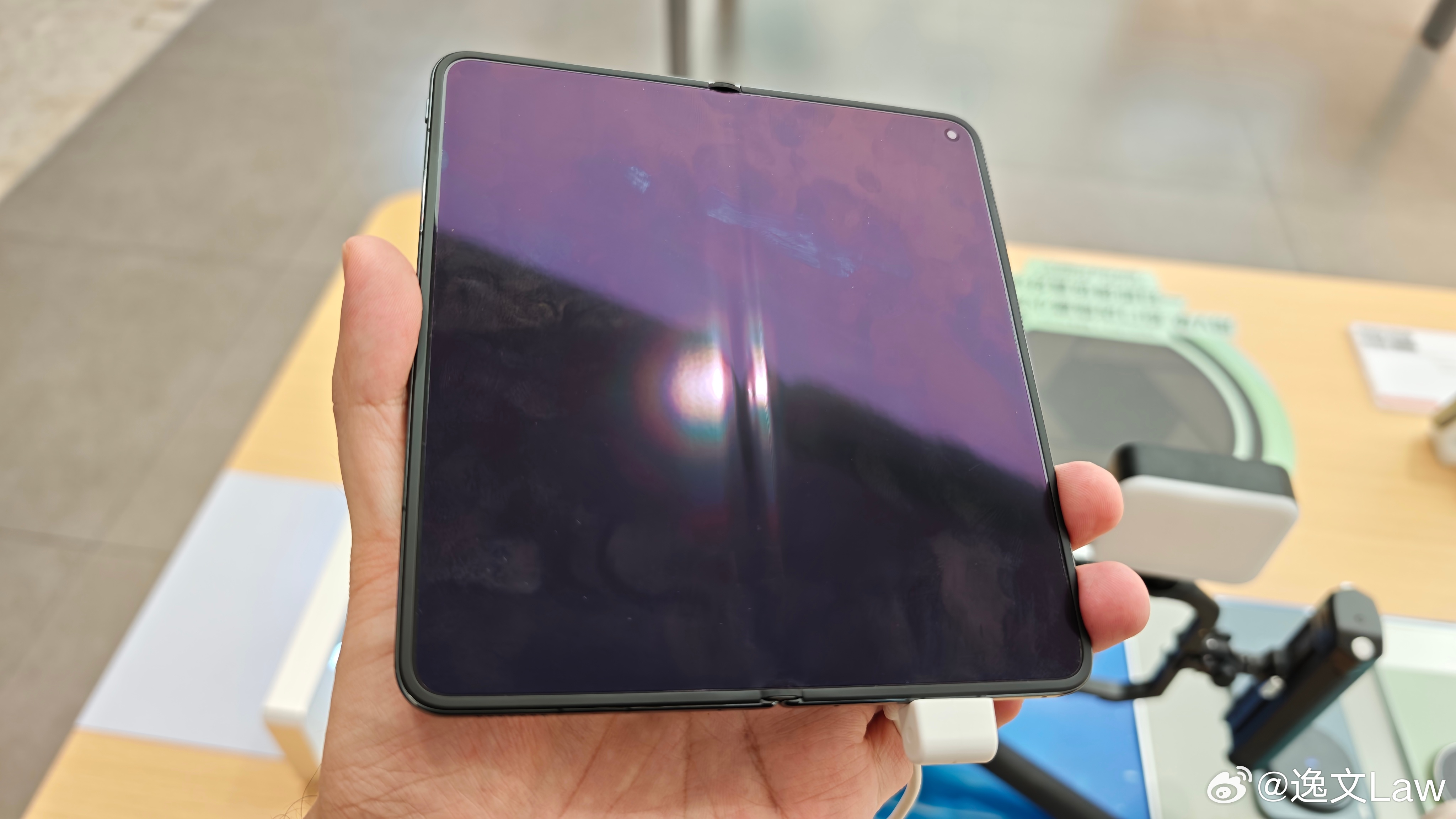 vivo X Fold6 的折痕做的中规中矩，能明显摸的出和看的到，但都主打AI