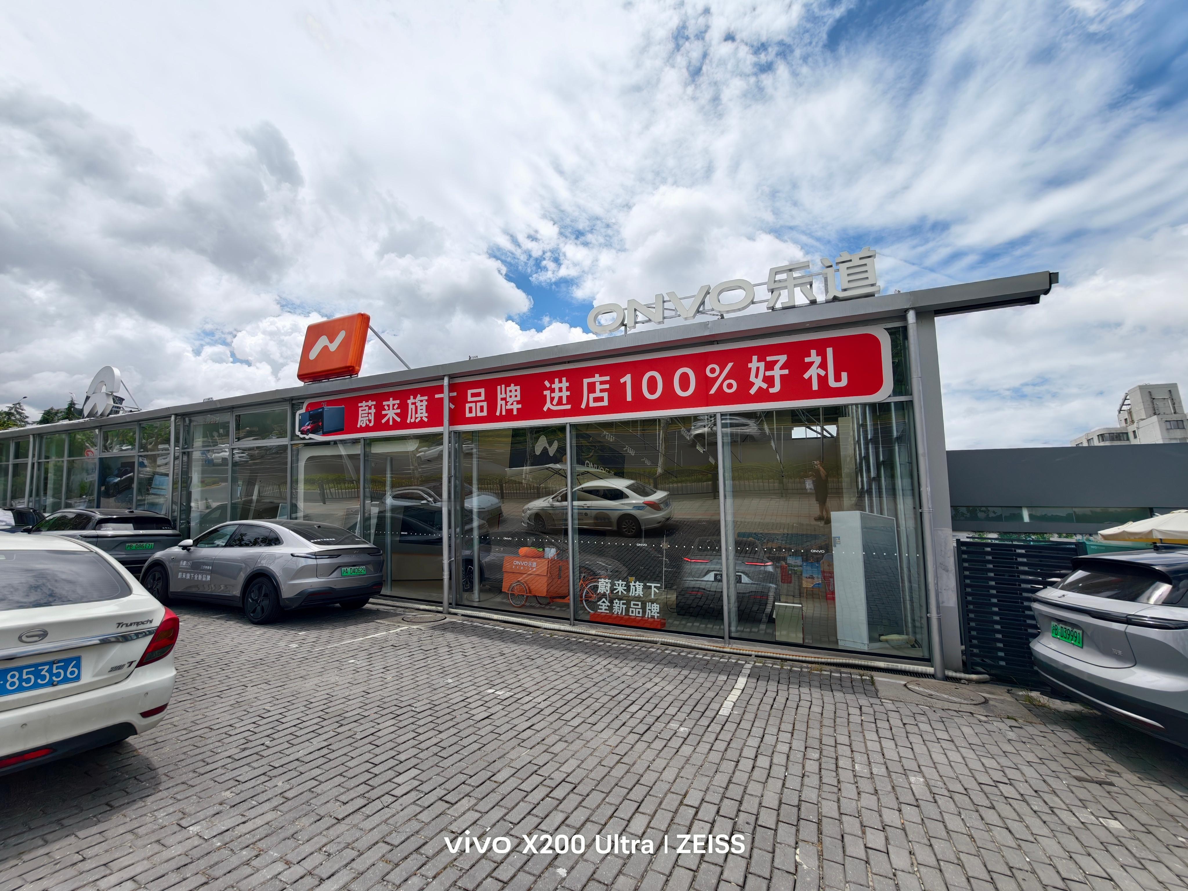 中午去了趟乐道张杨路门店，横幅拉上了【蔚来旗下品牌：乐道】，非常直观！给沈博点赞