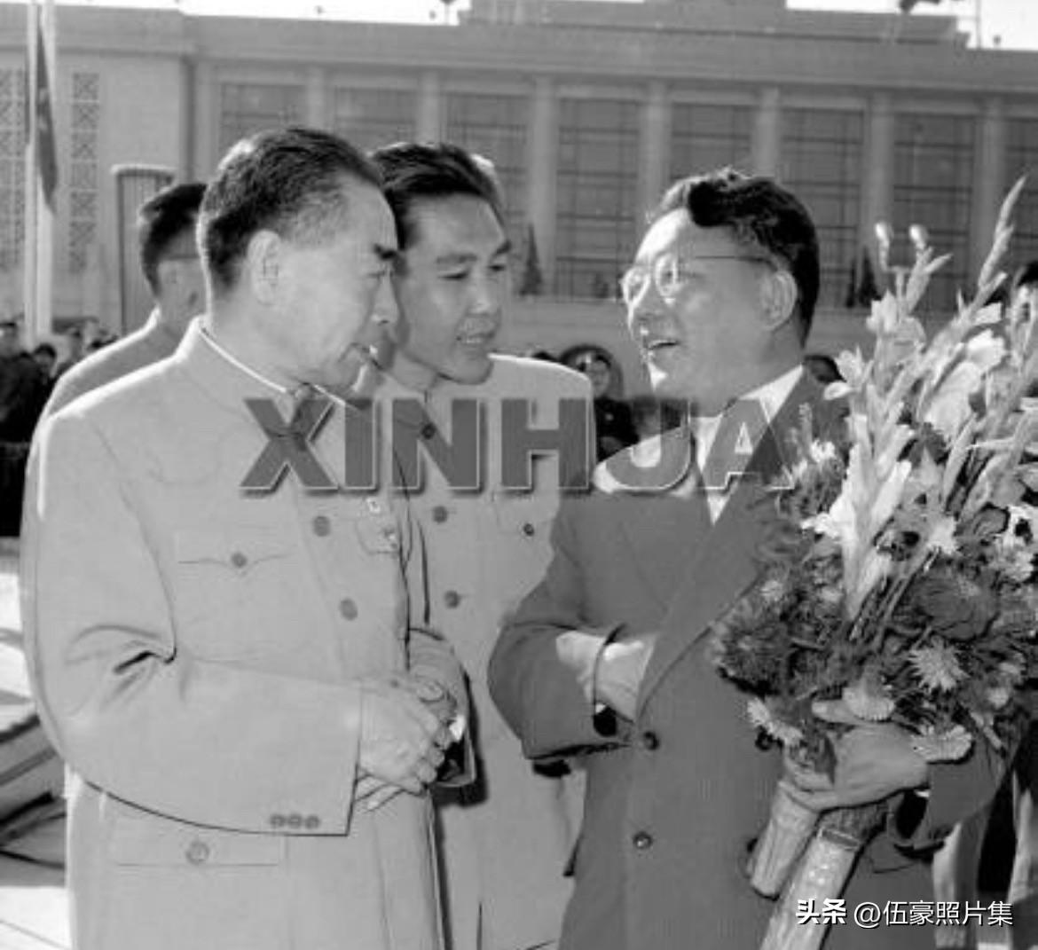 1959年10月5日上午，周恩来总理前往机场，欢送由部长会议主席（总理）尤睦佳·