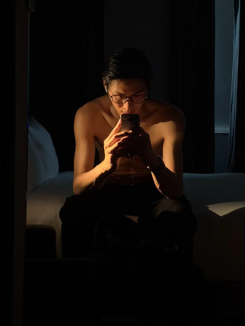 这报备照片。一个多星期没见面了。一个在法国 一个在纽约。我都有点想他了。 