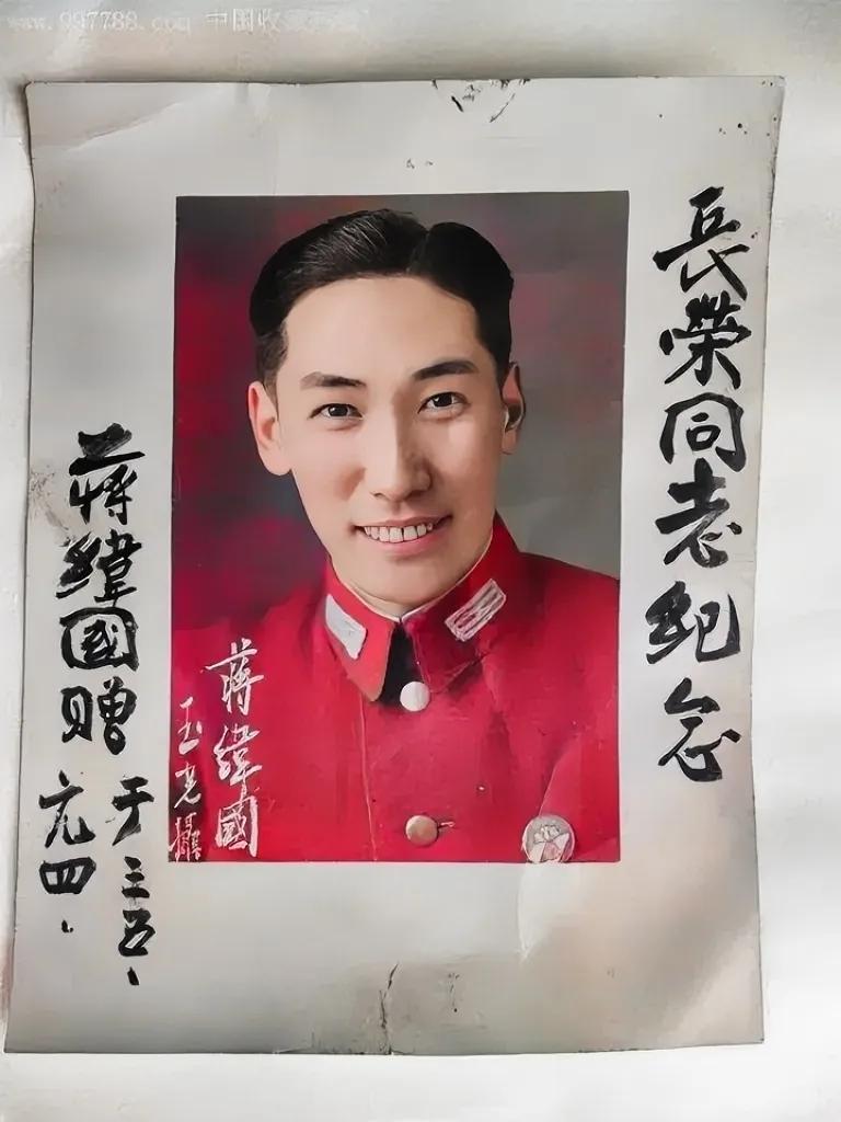 1935年，年轻的蒋纬国，一张罕见的留影，照片中的他一身戎装，看起来英俊帅气。
