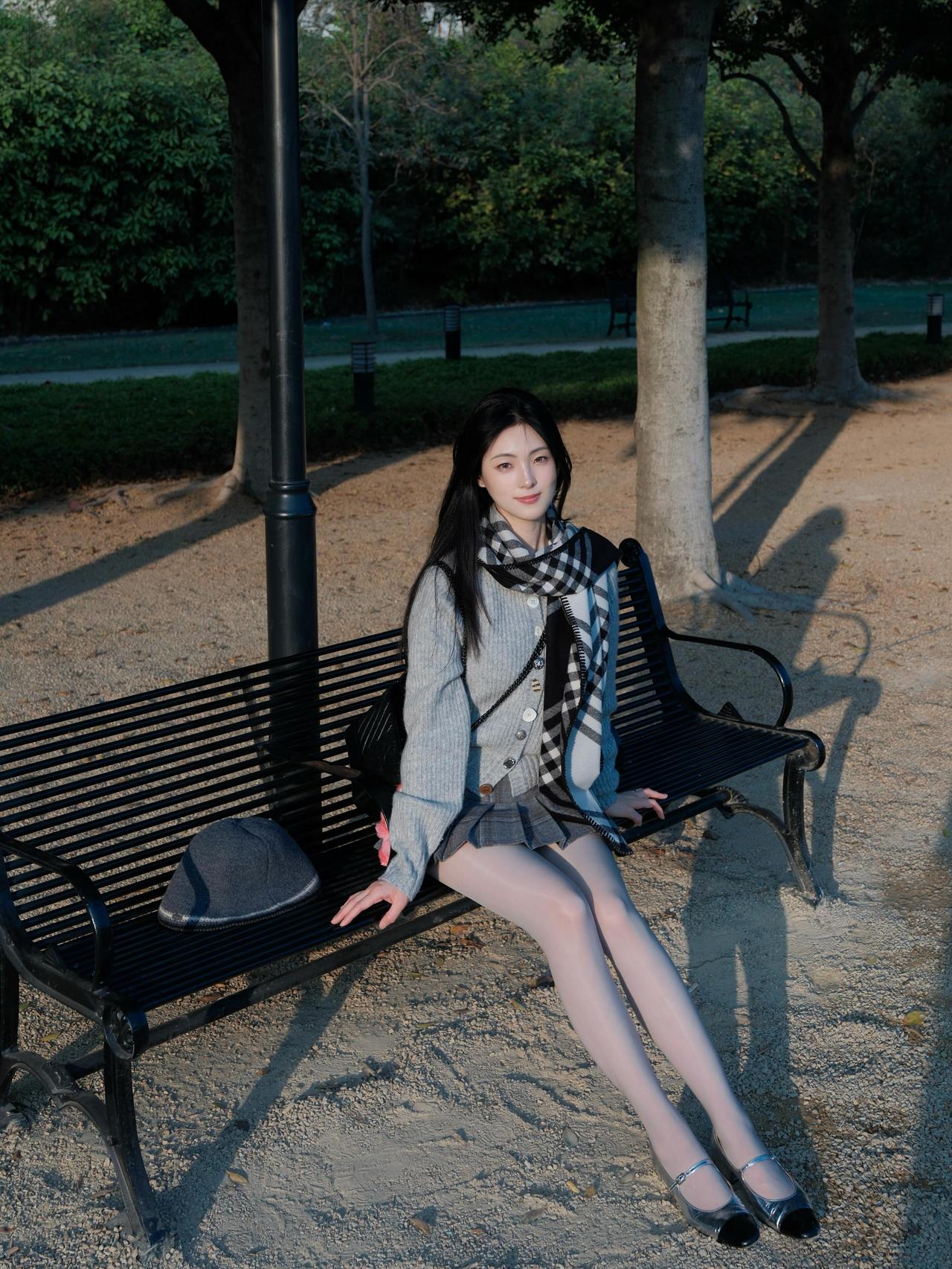 『半窗月痕·临江仙·欧苑闲行』
 
暖日筛阴铺翠径，长林摇落轻光。黑椅闲偎鬓影香