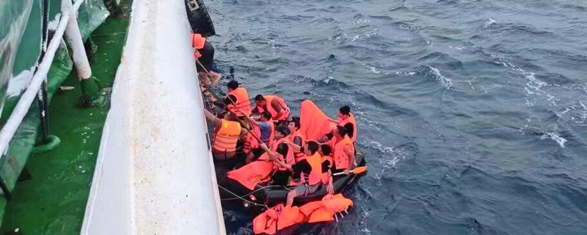 一艘越南籍货船近日在南海海域遇险沉没，62名船员命悬一线。中国多部门迅速启动应急