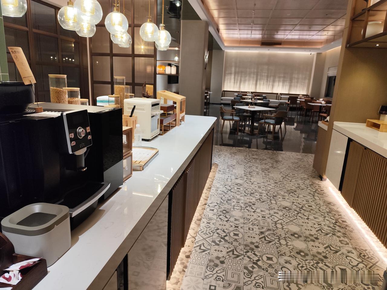 很多人心目中的保安，按常规想法工作，主要是看大门。特别是年龄大的保安，只要大门丢