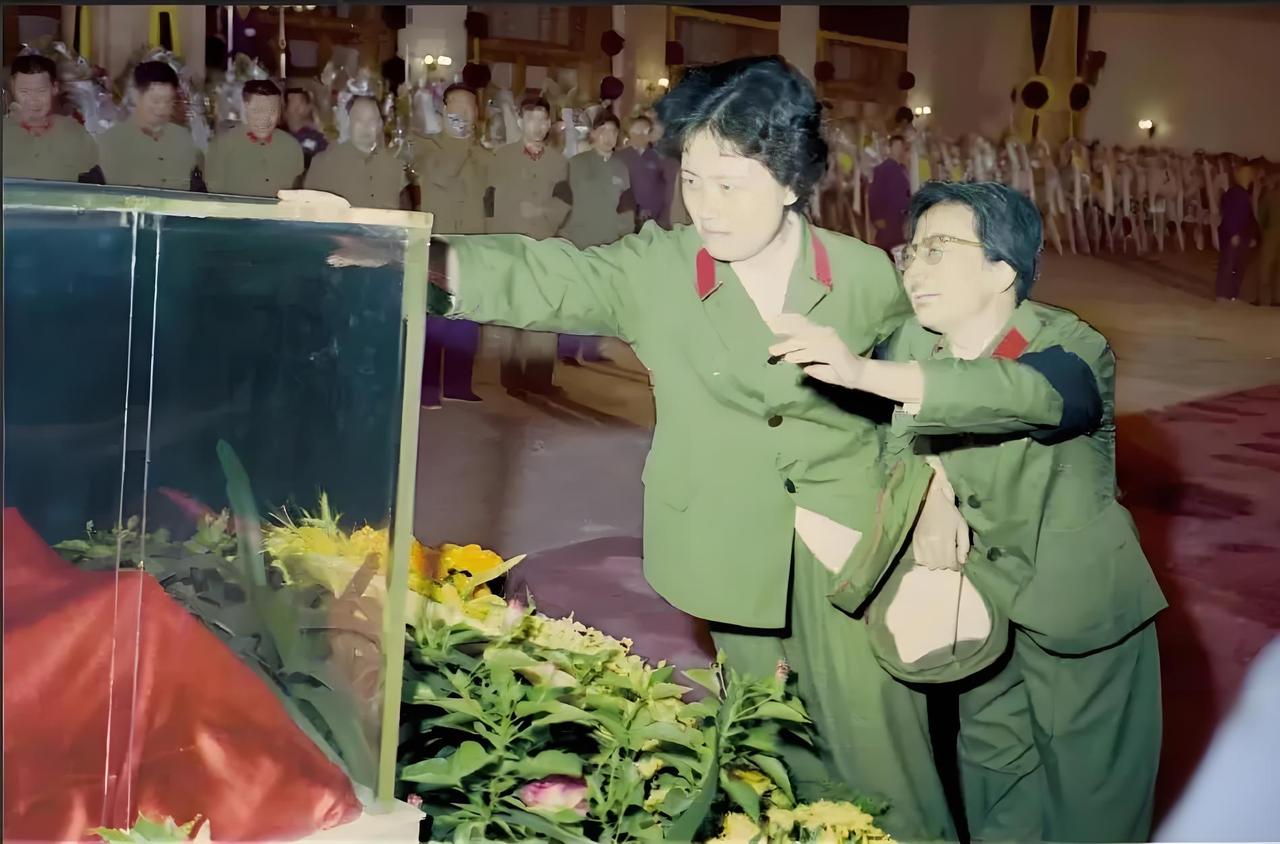 毛泽东同志逝世后，民众瞻仰遗容的场景，绝对是1976年中国最沉重、最感人的一幕。