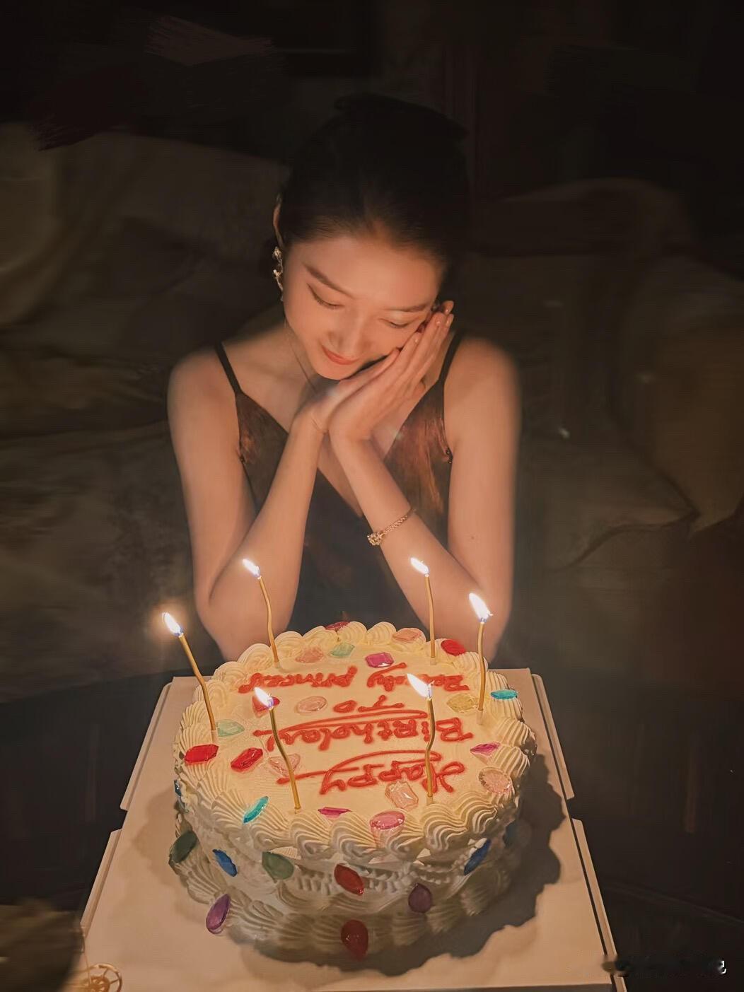 哎呀，国民闺女关晓彤今天吹蜡烛啦！亲爱的晓彤，生日快乐。
一路在镜头下成长，承受