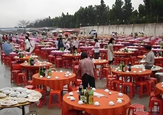 广东深圳，35岁高管到乡下结婚办酒席，大摆50桌，每桌16道菜，2瓶白酒，1包华