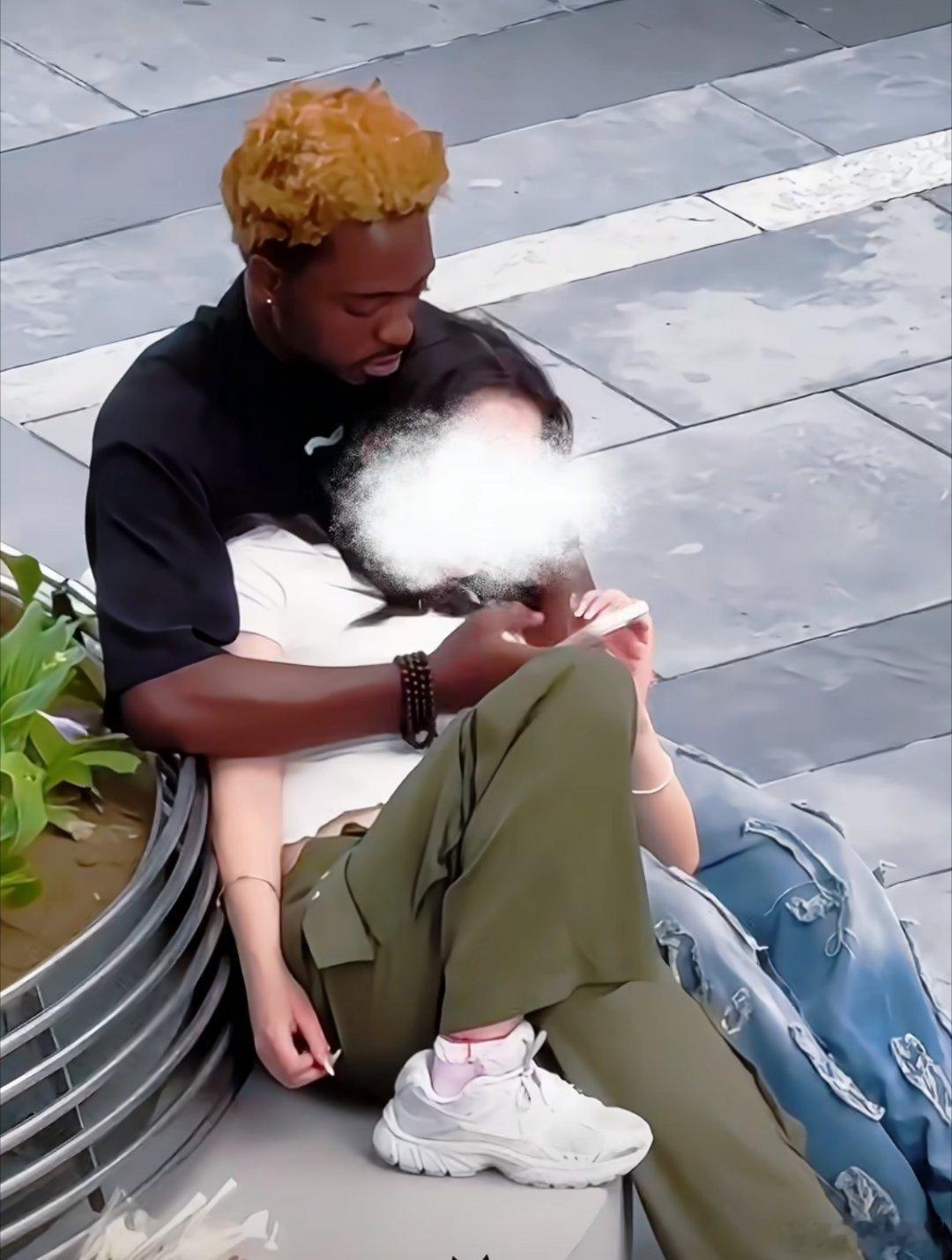 黑人小伙怀抱着中国姑娘，这跨越山海的，应该是真爱了吧…… 