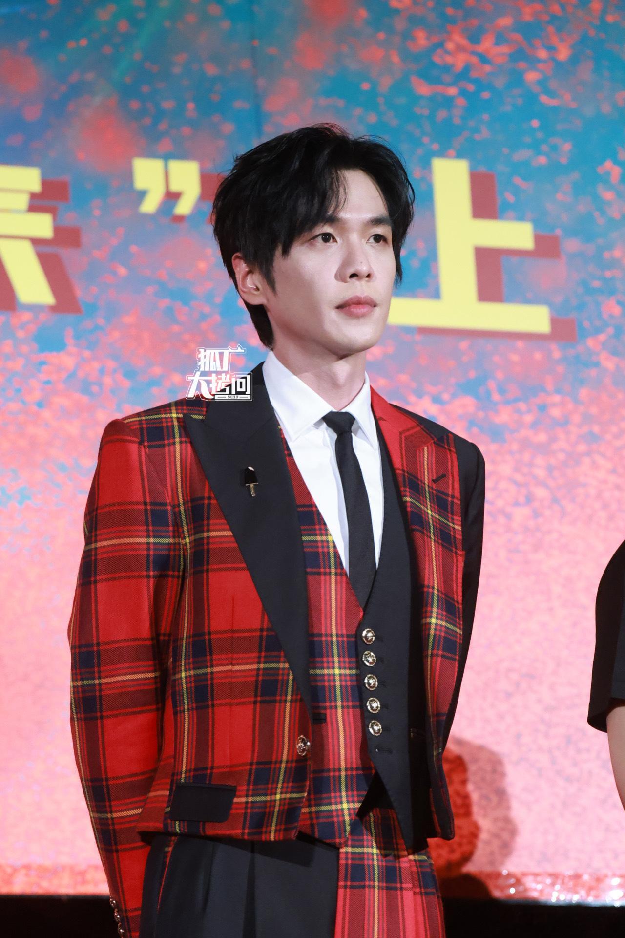 #张若昀 人尴尬的时候会假装很忙#真的好喜欢你这样的一个性格，而且我感觉你是非常