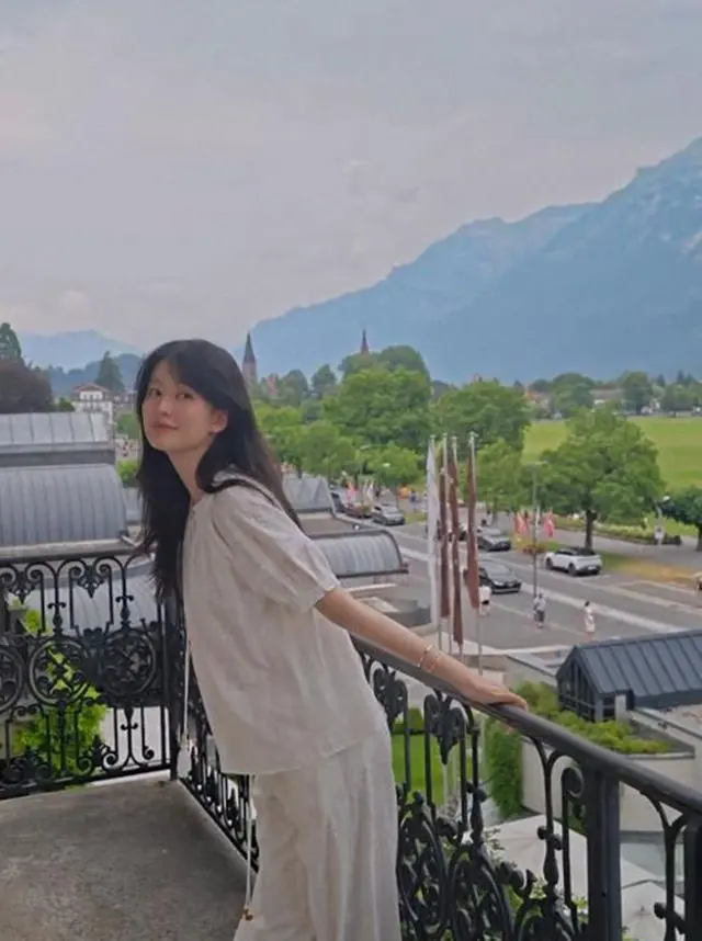 乔欣瑞士旅行照被全民猜孕，她的肚子比她的作品上热搜还快 
