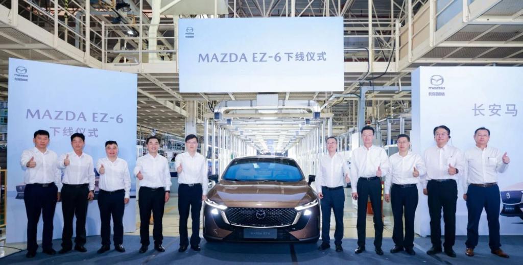 作为马自达和长安汽车通力合作的最新成果，EZ-6 在保持马自达独有的设计风格、「