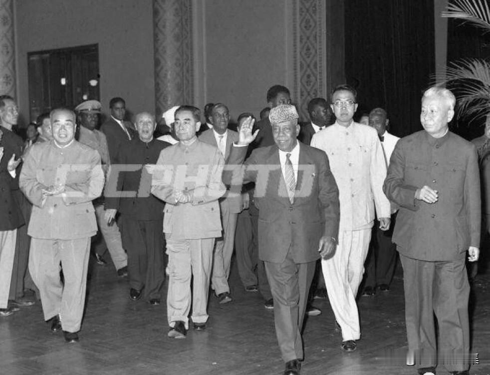 【周总理历史上的今天——5月16日】
1964年5月16日晚上，周恩来总理在人民