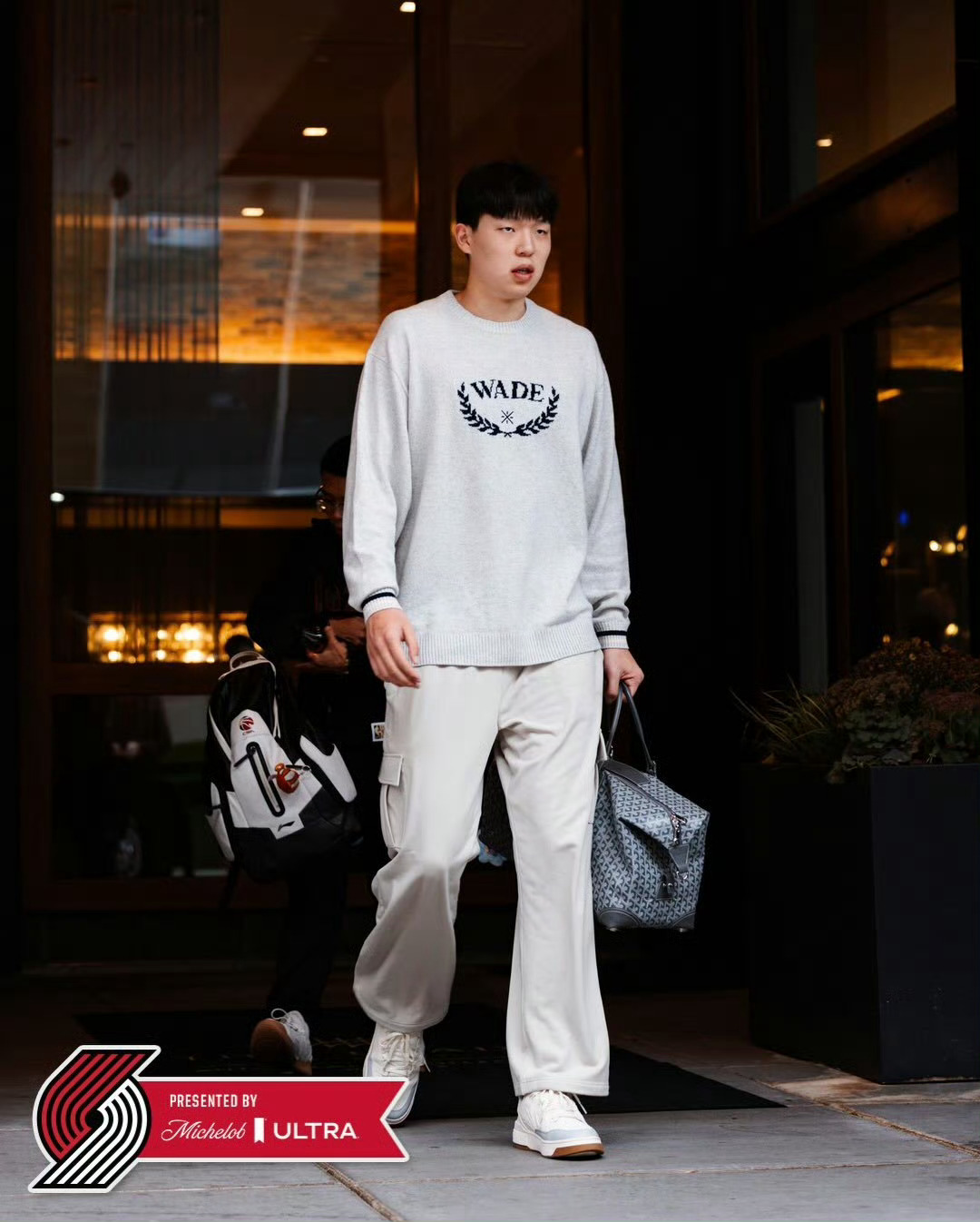 杨瀚森与翻译Chris在球员通道中复盘了这场比赛。Chris说道：“有好机会你不