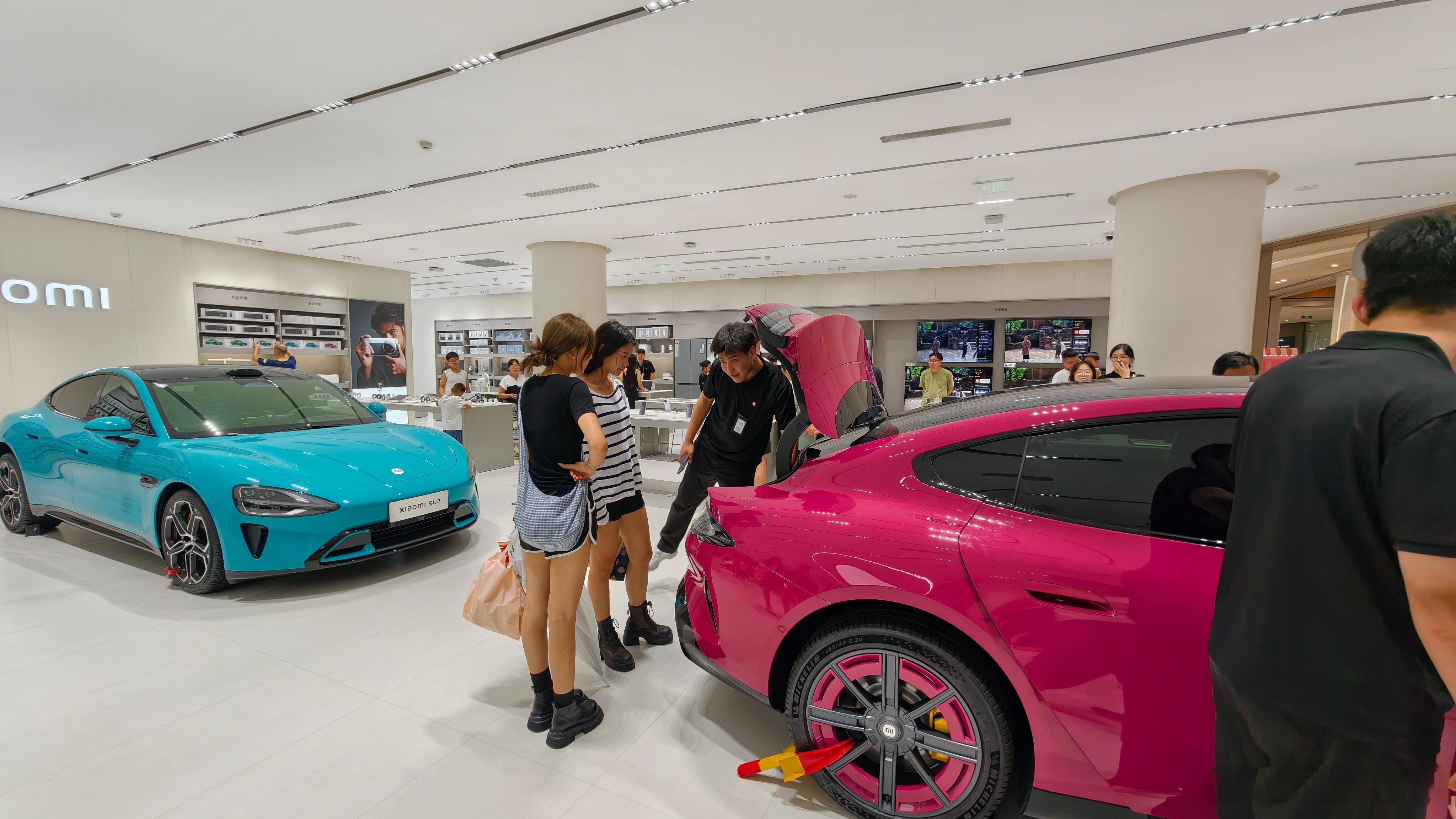 我发现小米的店里女生越来越多，尤其是美女多了，以前她们应该都是逛苹果的吧… ​​