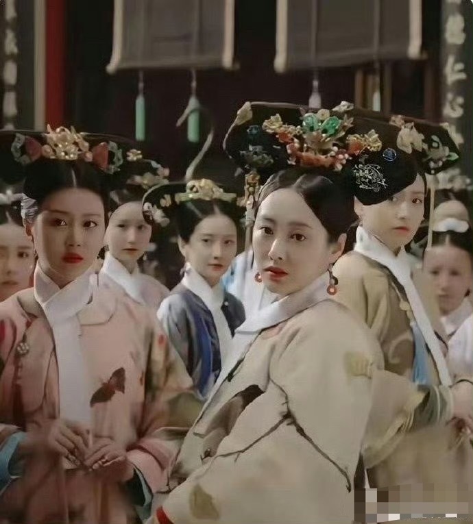 把最漂亮的放在中间，这样大家就会觉得所有的女孩都很漂亮 ​​​