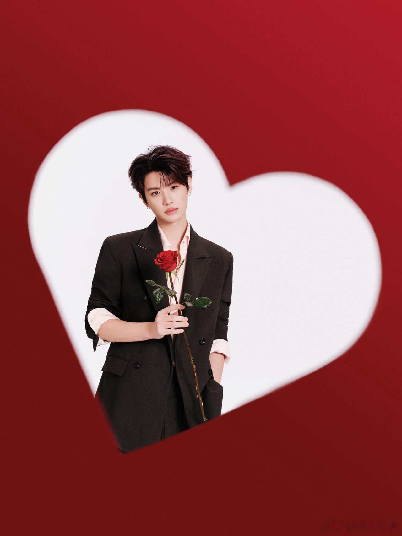 黄明昊本命年穿上红袜子了黄明昊这本命年操作太有意思，表面帅气少年气场足，脚下红袜