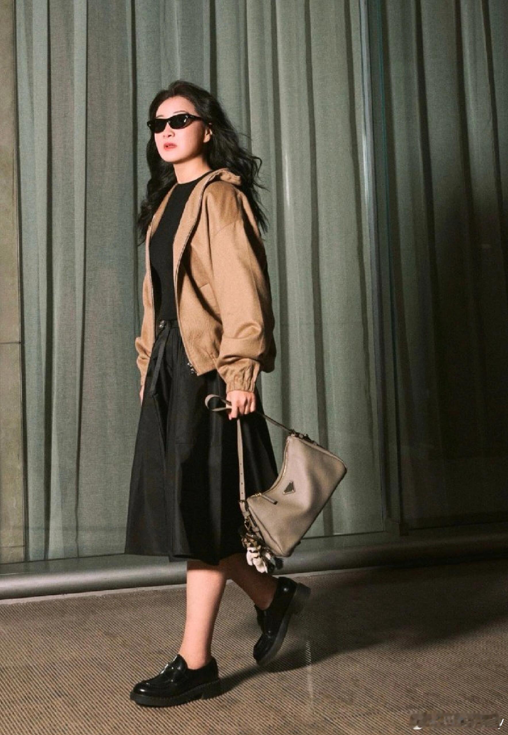 男装周 好久不见的贾玲！出发米兰时装周出席Prada大秀，身穿驼毛短夹克撞色尼龙