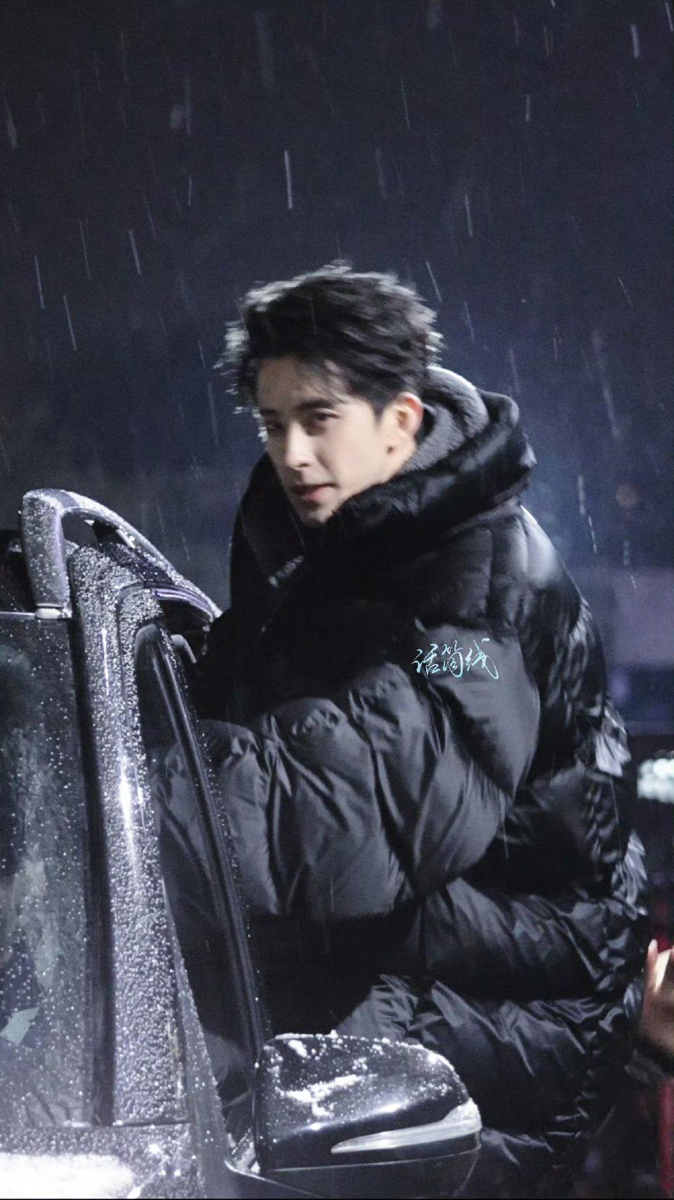 敖瑞鹏难受到捂肚子皱眉敖瑞鹏咋捂着肚子呢？是不是又吃坏啥了？可得注意点啊！ 