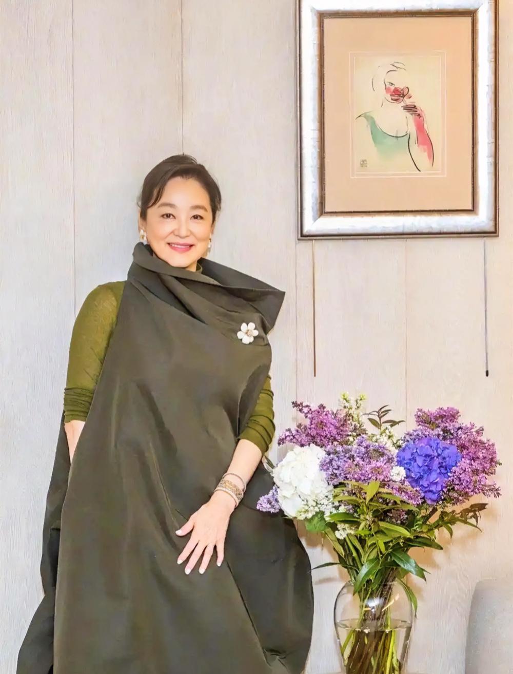 71岁林青霞生日照曝光，状态好到惊人！
林青霞71岁生日啦，她晒出的两张生日照真