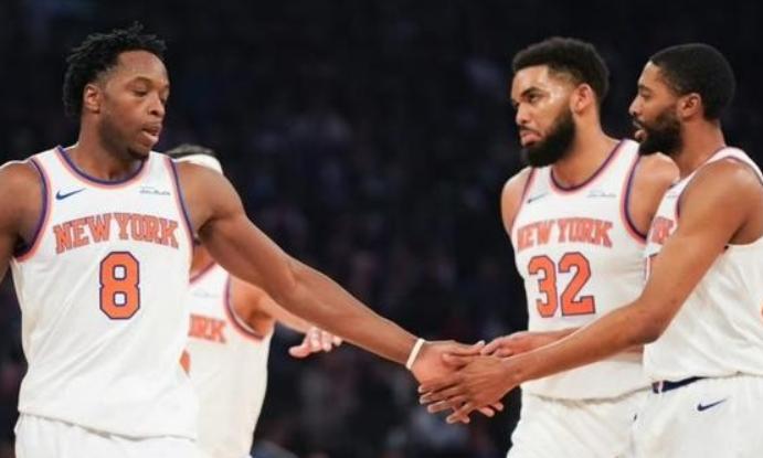 NBA东部决赛，骑士对阵尼克斯比赛中，第四节比赛还剩下4分钟，尼克斯已经领先骑士