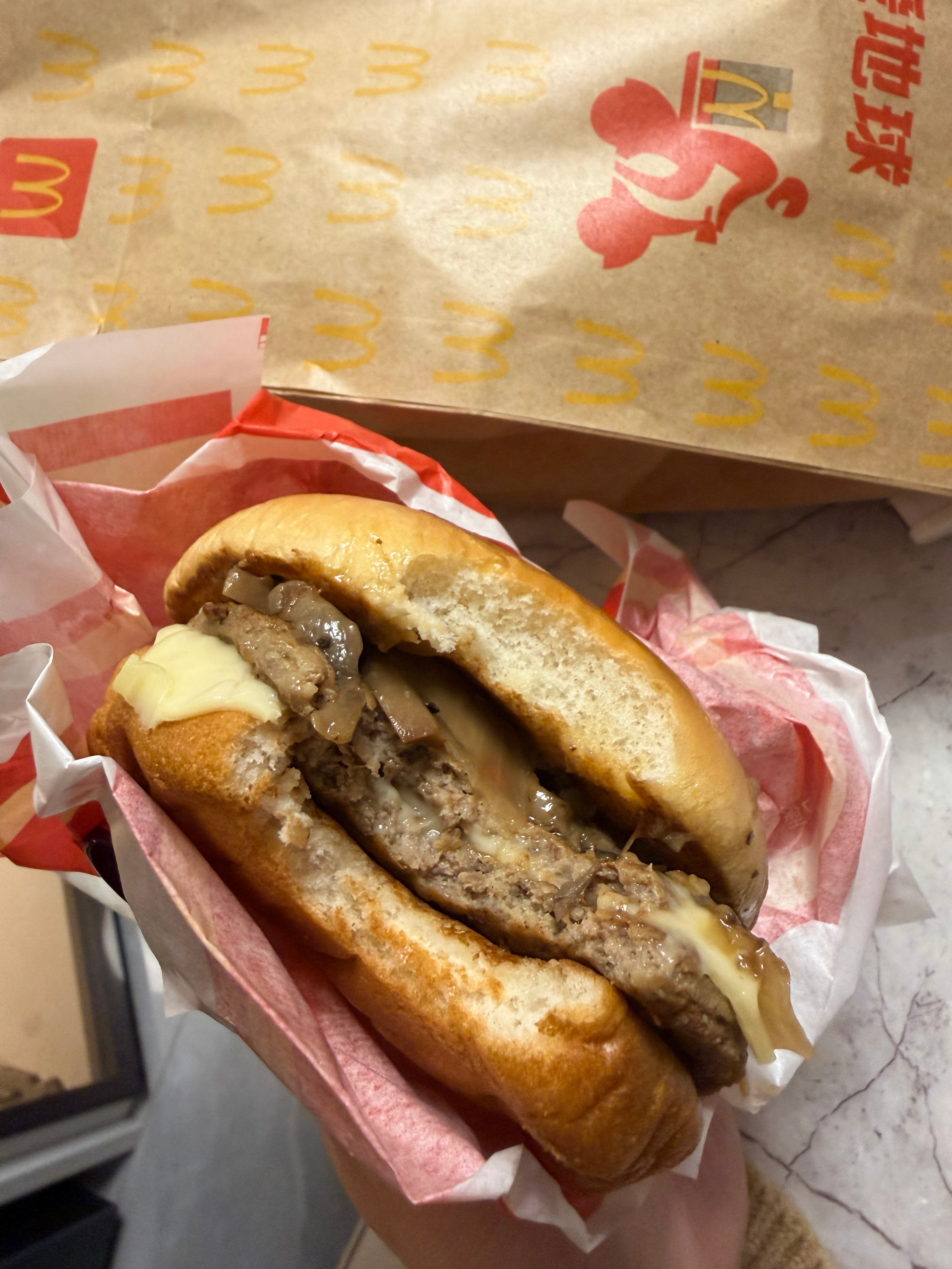 麦麦新出的芝士蘑菇堡！好ci！口蘑加牛肉➕芝士 全是我的心头爱