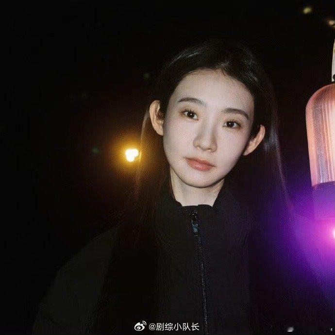 张艺凡美成大头贴 张艺凡这组海边照堪称“大头贴美学”天花板！夜色中点点星光，衬得