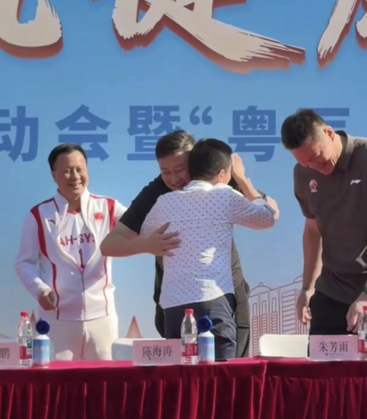 广东宏远“铁三角”集体再次亮相，杜锋、朱芳雨、陈海涛同框现身粤医BA
今日，广东